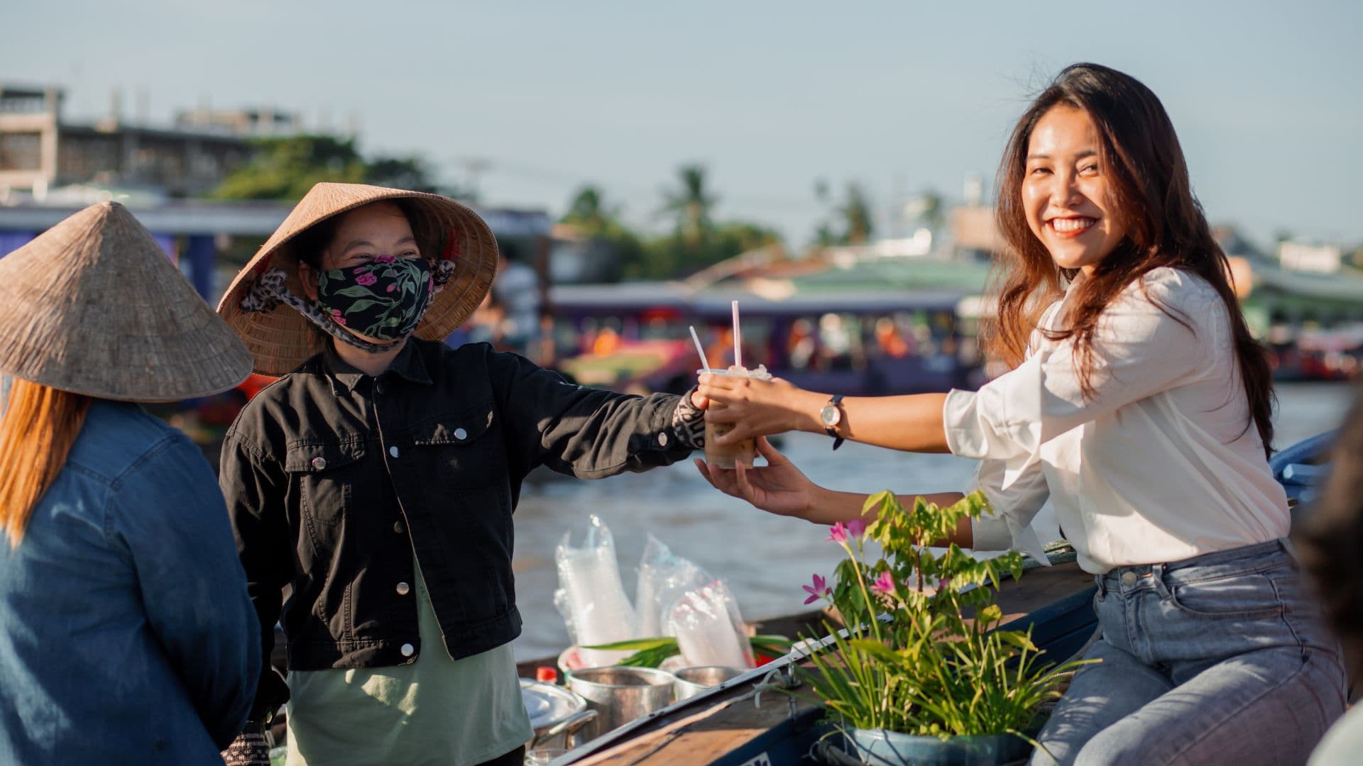 Chợ nổi Cái Răng: Cẩm nang du lịch trải nghiệm hoàn hảo 2025 70 du khách mua nước tại chợ nổi cái răng