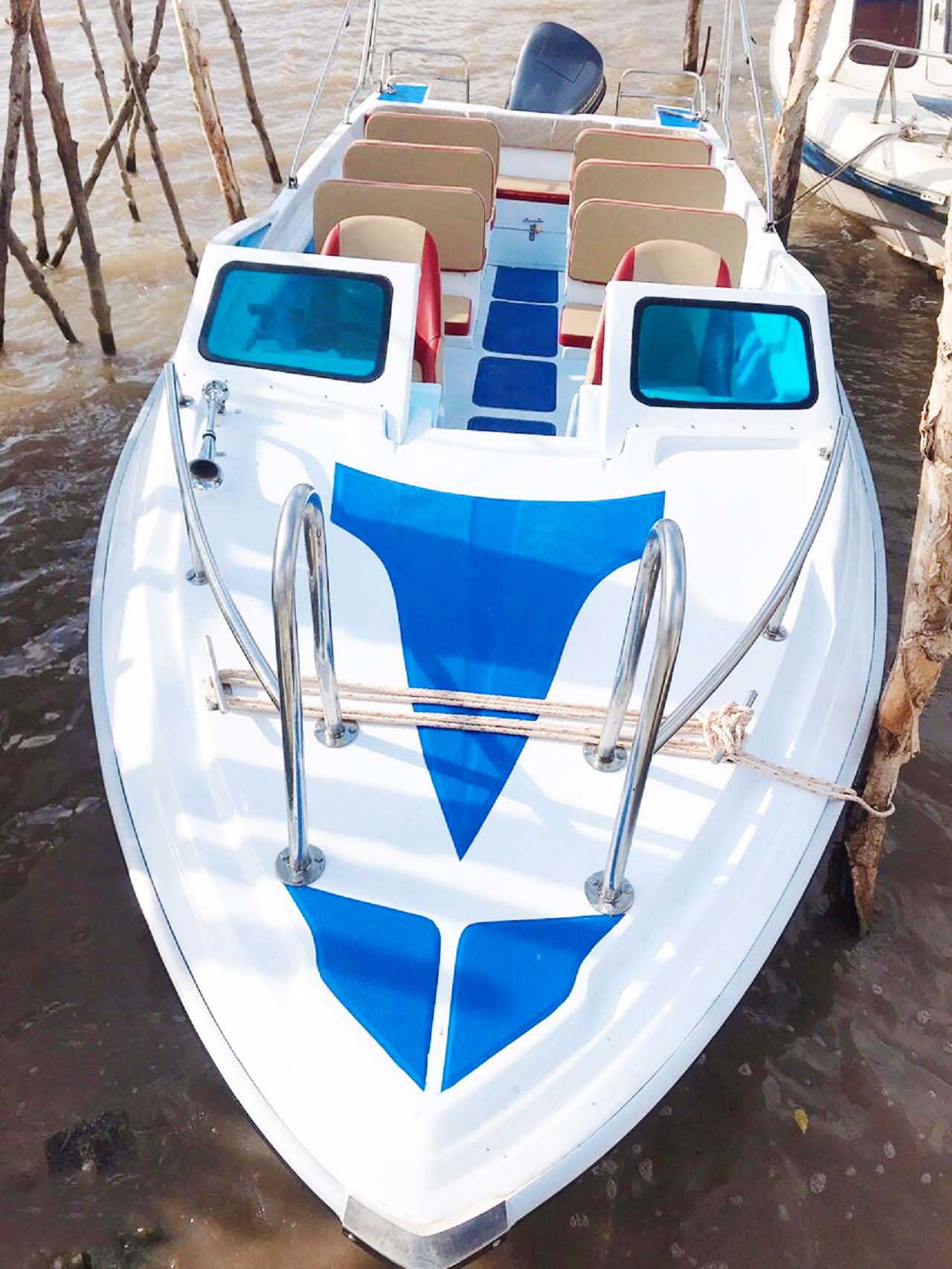 Giá vé tàu cao tốc đi Đất Mũi - Ca nô xuyên rừng đước Cà Mau 7 Hình ảnh chiếc ca nô phục vụ du khách đi Đất Mũi