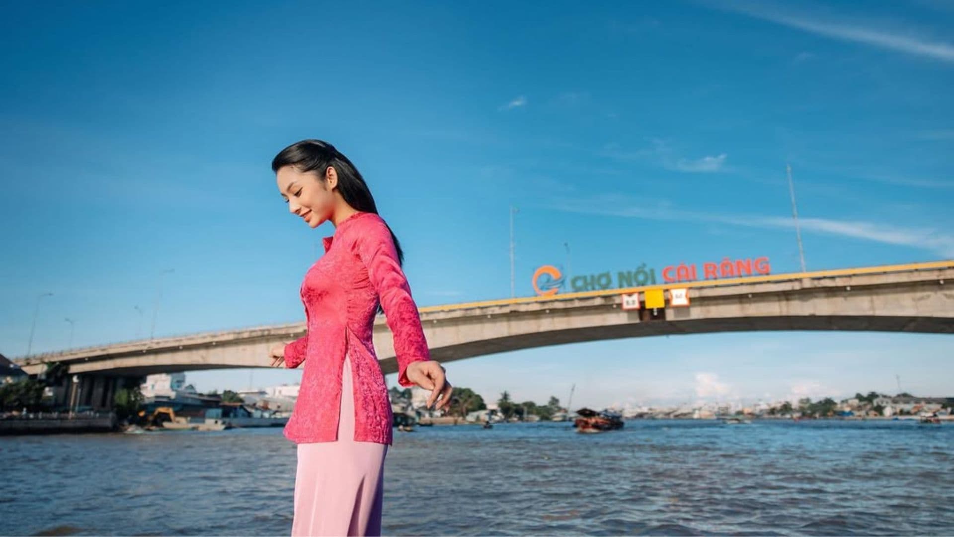 Chợ nổi Cái Răng: Cẩm nang du lịch trải nghiệm hoàn hảo 2025 87 chụp ảnh với cổng chào chợ nổi cái răng