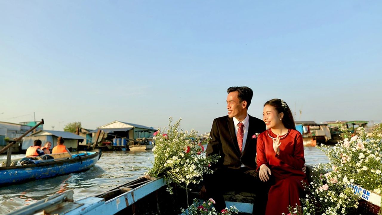 Chợ nổi Cái Răng: Cẩm nang du lịch trải nghiệm hoàn hảo 2025 92 Chụp ảnh cưới cực đẹp trên mũi tàu