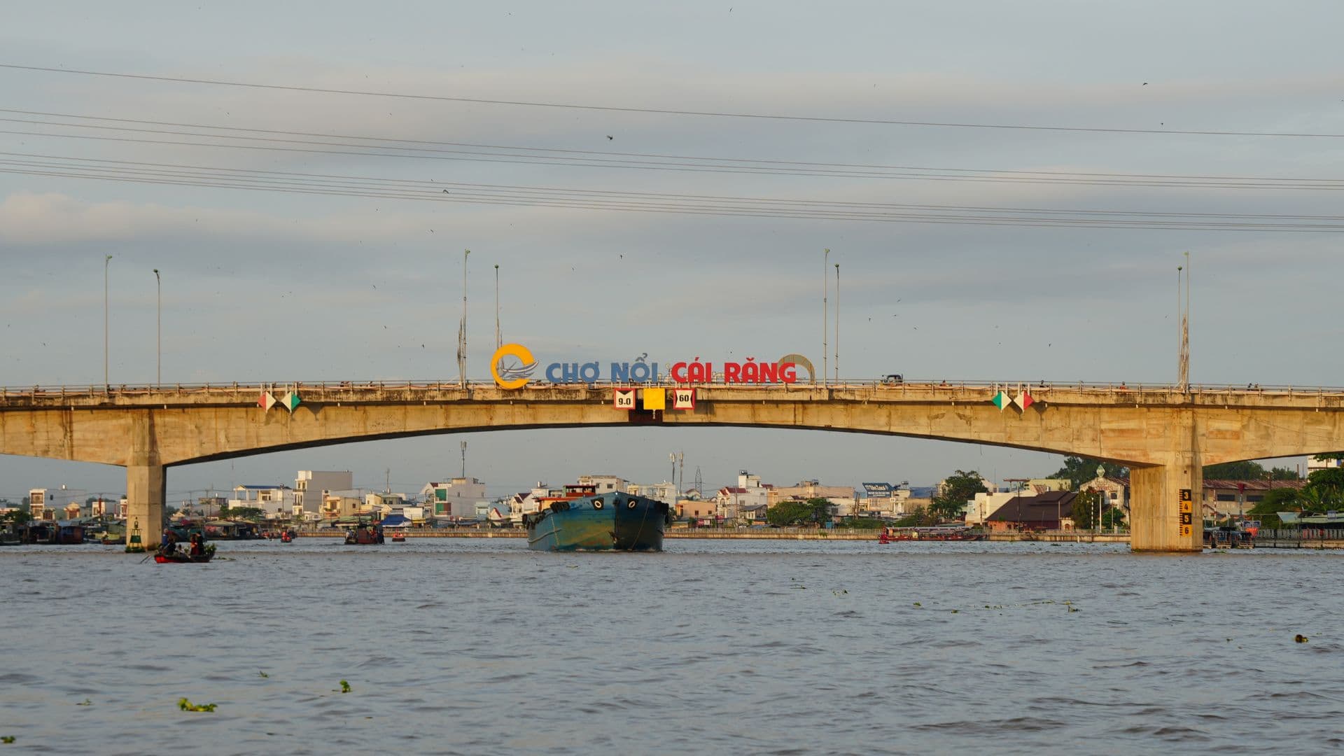 Chợ nổi Cái Răng: Cẩm nang du lịch trải nghiệm hoàn hảo 2025 55 cổng chào của chợ nổi cái răng nhìn từ trên sông