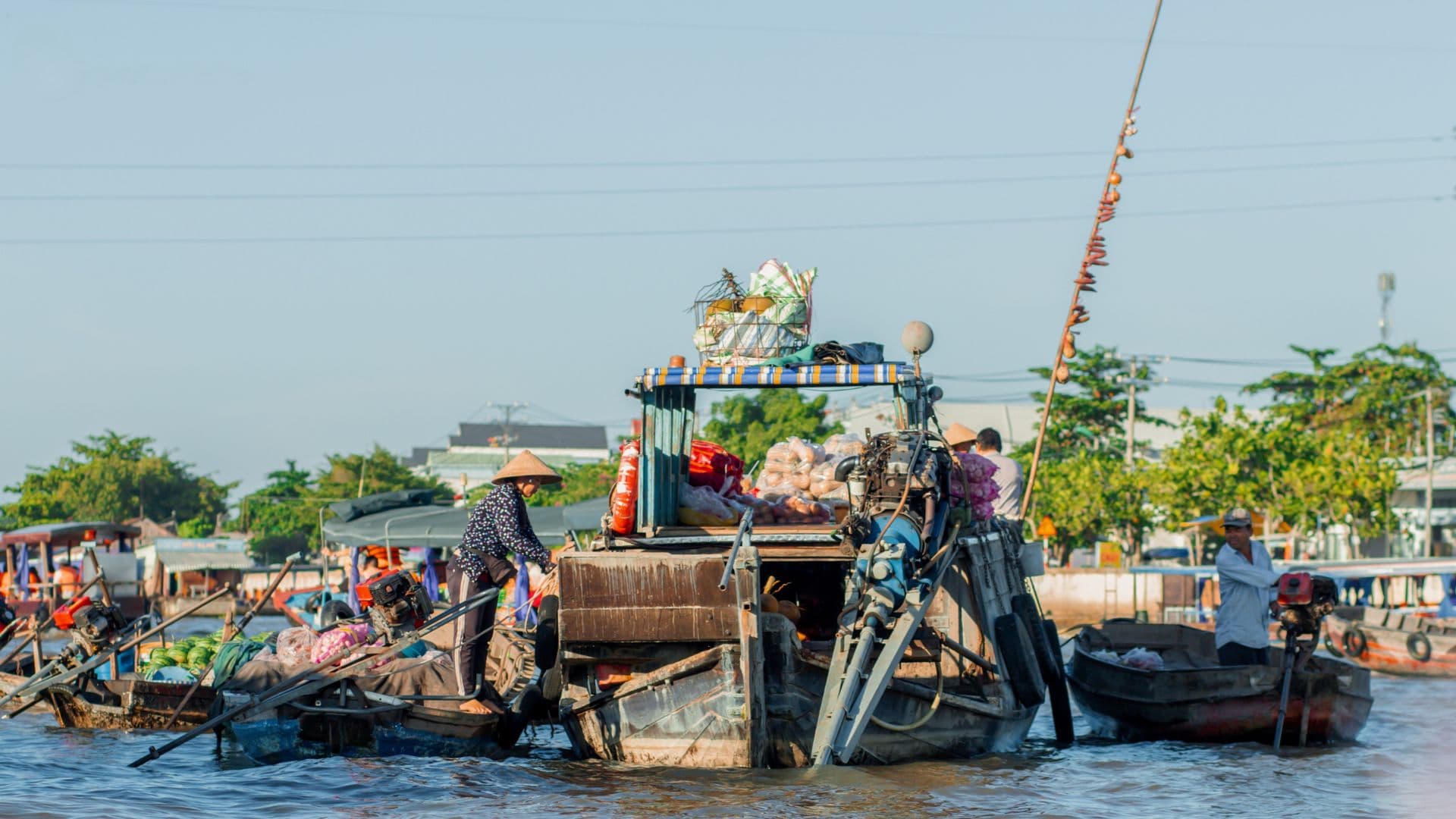 Chợ nổi Cái Răng: Cẩm nang du lịch trải nghiệm hoàn hảo 2025 107 cây bẹo đầu ghe thể hiện cho những món sẽ được bán trên ghe và cũng là đặc trưng của việc kinh doanh trên chợ nổi