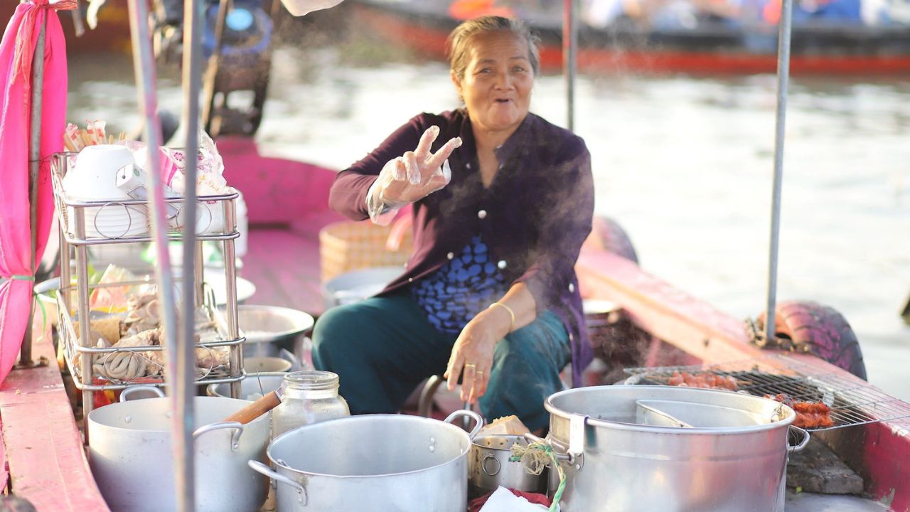 Chợ nổi Cái Răng: Cẩm nang du lịch trải nghiệm hoàn hảo 2025 76 Hình ảnh cô bán bún riêu dễ thương