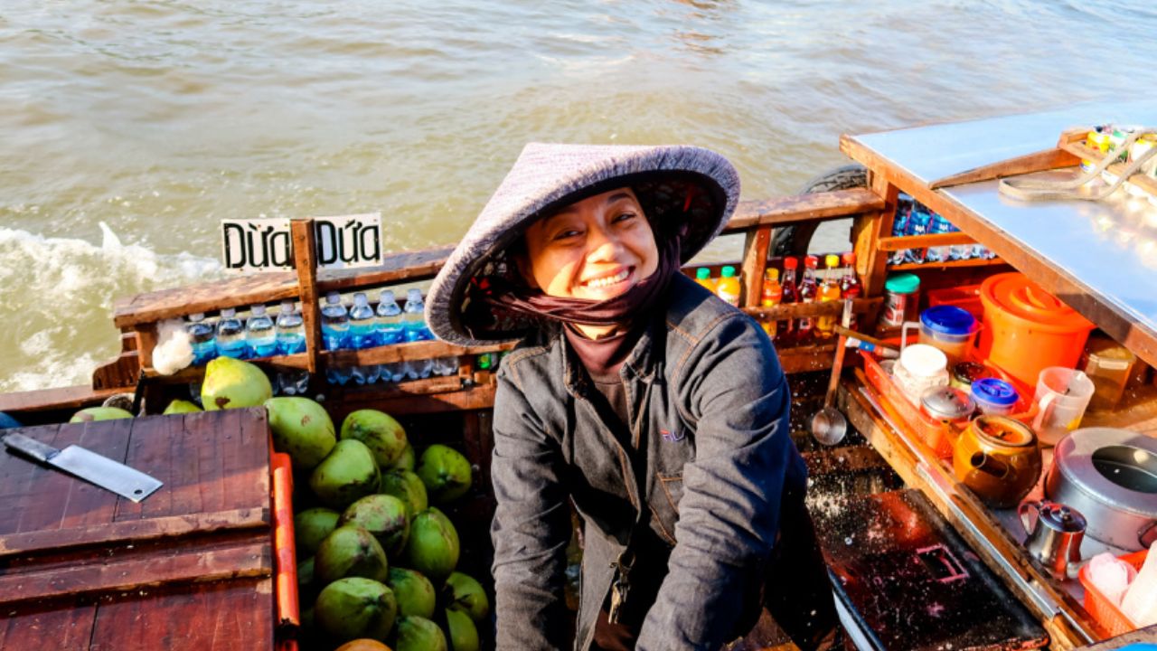 Chợ nổi Cái Răng: Cẩm nang du lịch trải nghiệm hoàn hảo 2025 74 Hình ảnh cô bán dừa dứa thân thiện