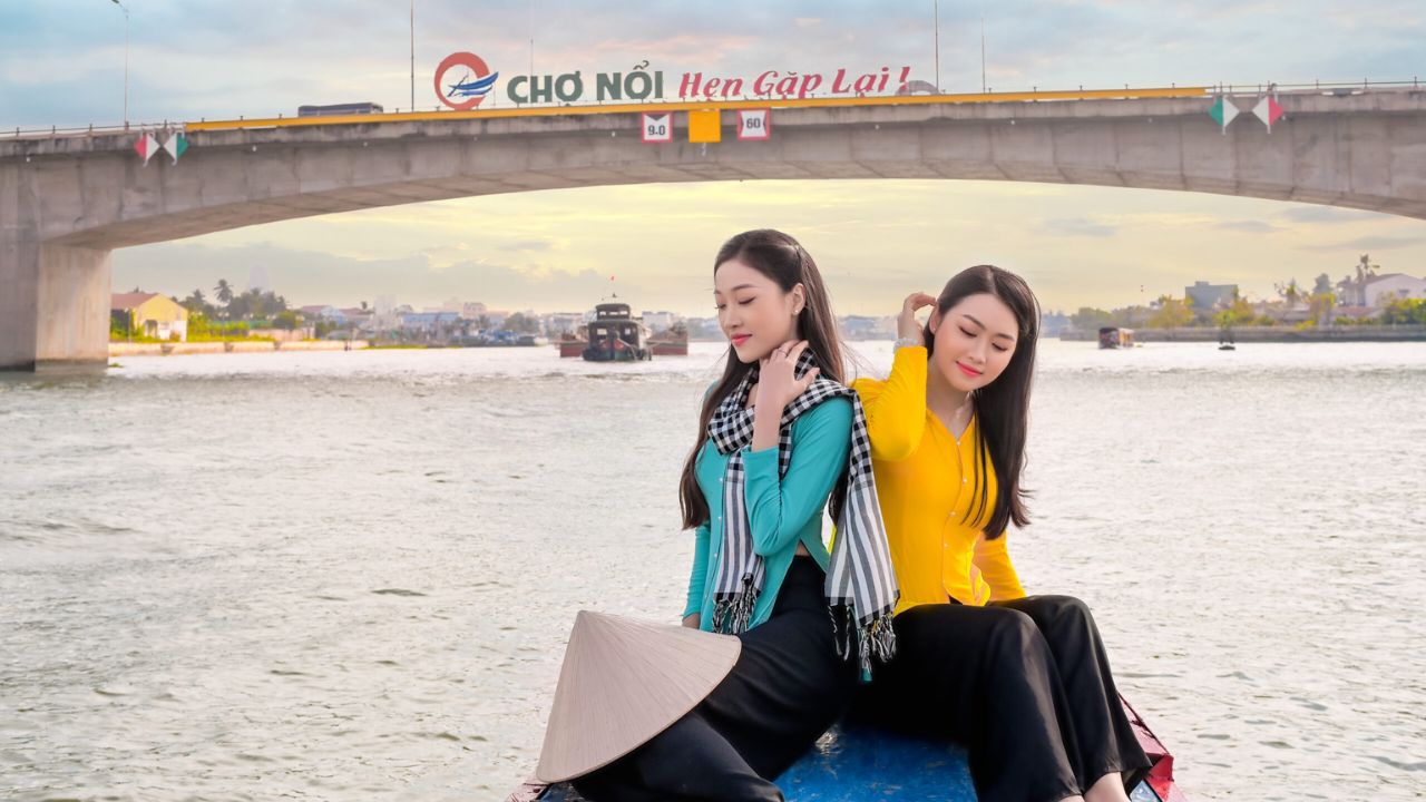 Chợ nổi Cái Răng: Cẩm nang du lịch trải nghiệm hoàn hảo 2025 88 Phô dáng chụp ảnh trước cổng chợ nổi Cái Răng
