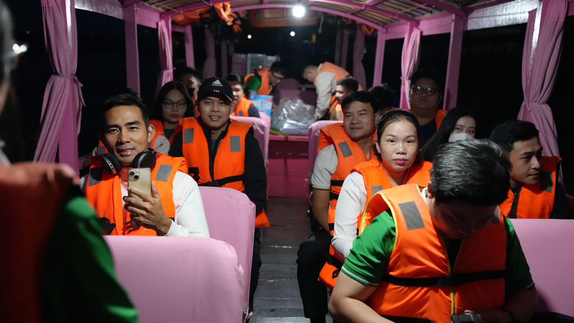 Chợ nổi Cái Răng: Cẩm nang du lịch trải nghiệm hoàn hảo 2025 97 du khách mặc áo phao đi tàu tham quan chợ nổi