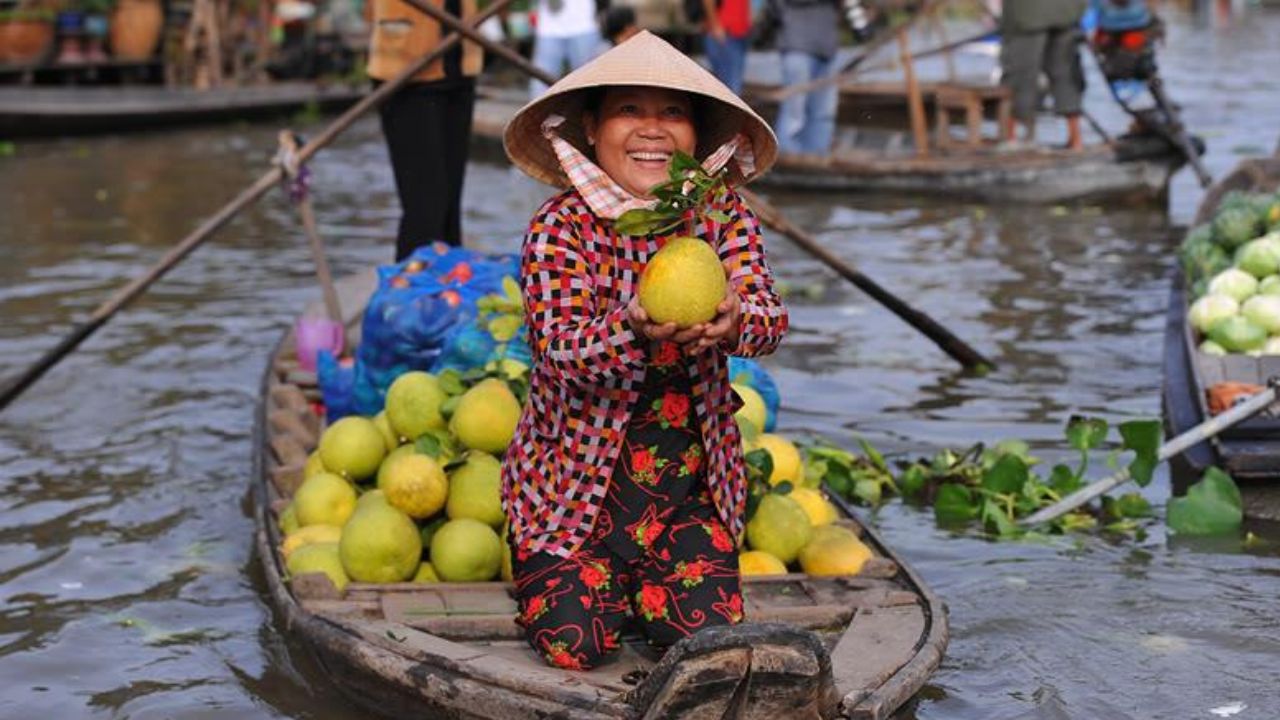 Chợ nổi Cái Răng: Cẩm nang du lịch trải nghiệm hoàn hảo 2025 79 Trò chuyện cùng người dân trên chợ nổi