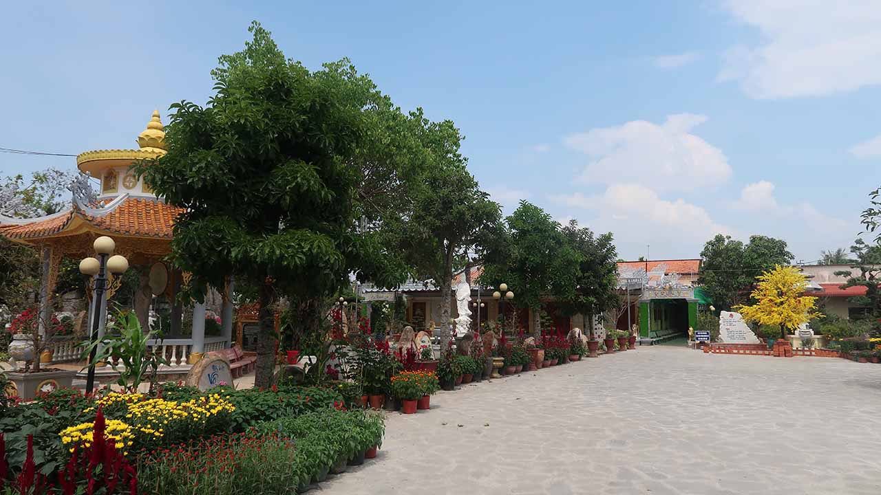 Chùa Linh Thứu - Check in ngôi chùa lâu đời tại Tiền Giang (2025) 23 Vườn chùa Linh Thứu