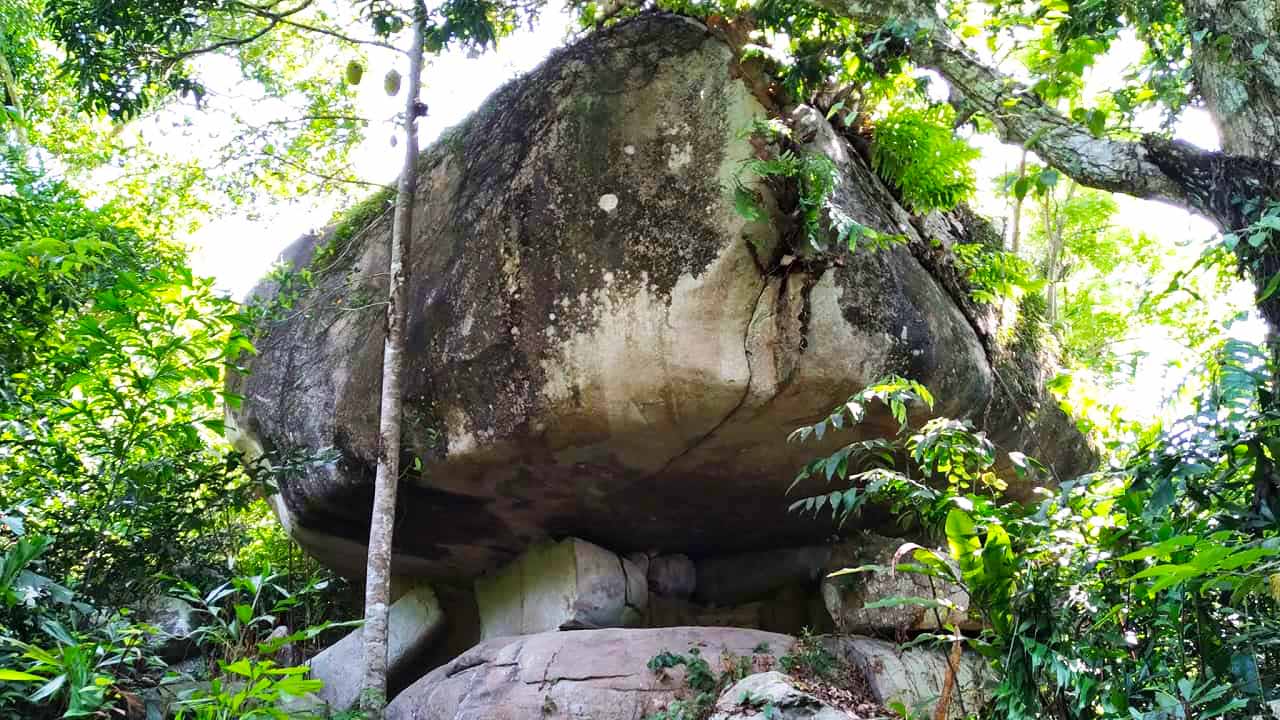 Khám phá Ma Thiên Lãnh – Chinh phục ngọn núi bí ẩn ở Hòn Sơn 35 Hang đá trên đường leo núi