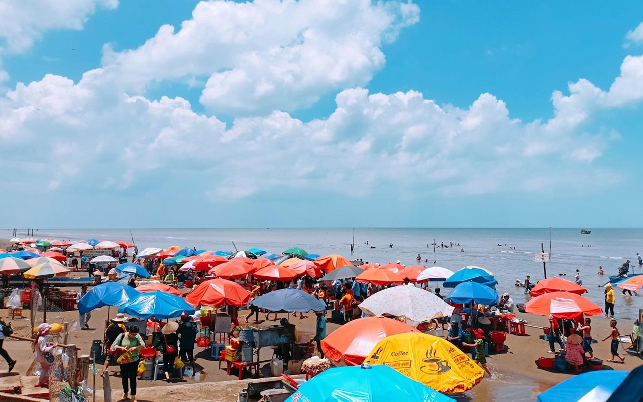 Biển Bình Đại Bến Tre - Vùng biển yên bình tại miền Tây (2025) 21 Du khách kéo đến biển Bến Tre khá đông