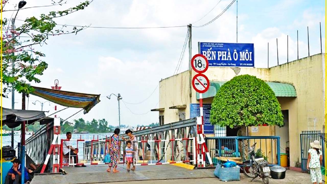Thuê Tàu Đi Chợ Nổi Long Xuyên: Sắc Màu Chợ Truyền Thống Hình ảnh bến phà Ô Môi