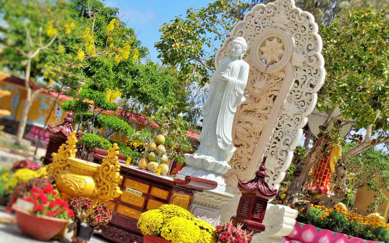 Chùa Vạn Phước Bến Tre - Ngôi chùa đẹp tựa tiên cảnh (2025) 23 Tượng quan âm ngoài trời