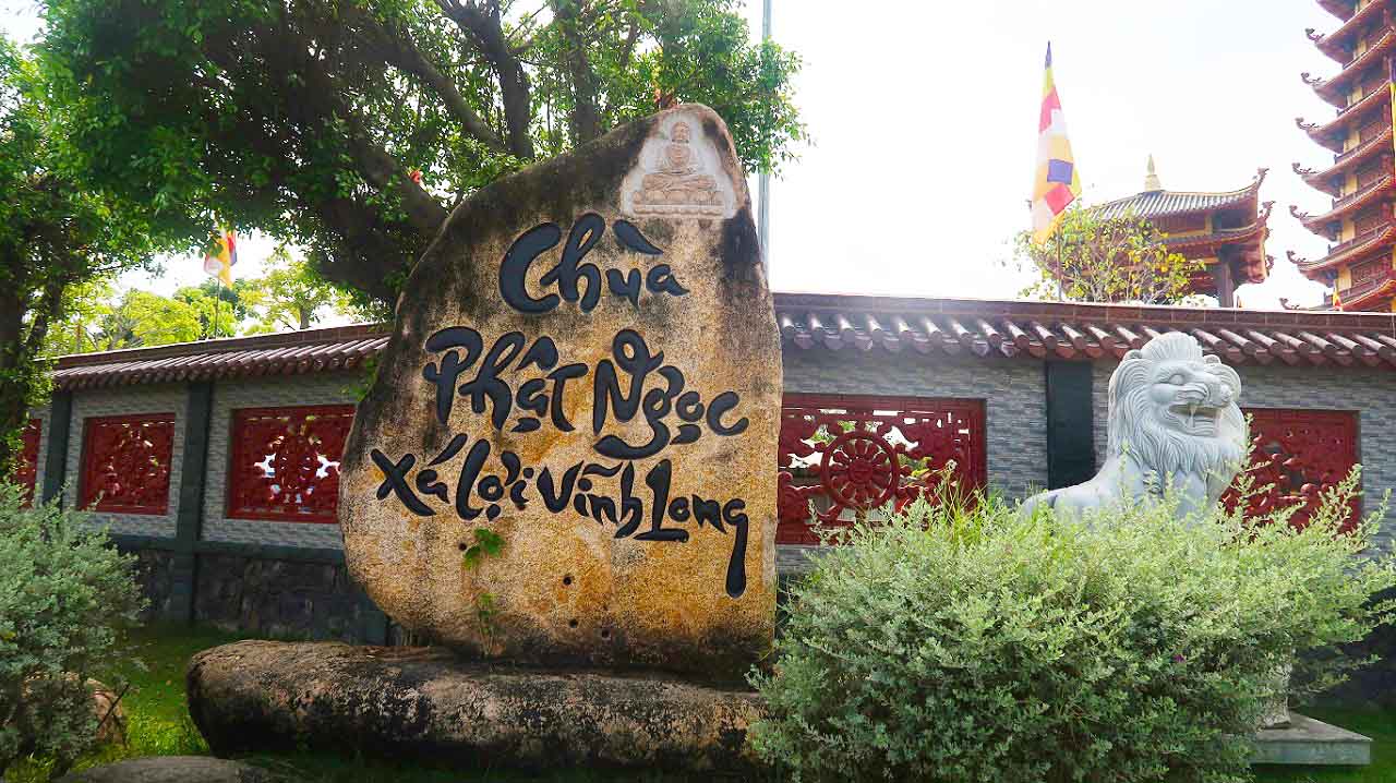 Chùa Phật Ngọc Xá Lợi - Ngôi chùa "hot" nhất Vĩnh Long (2025) 49 Bia đá khắc chữ thư pháp sống động