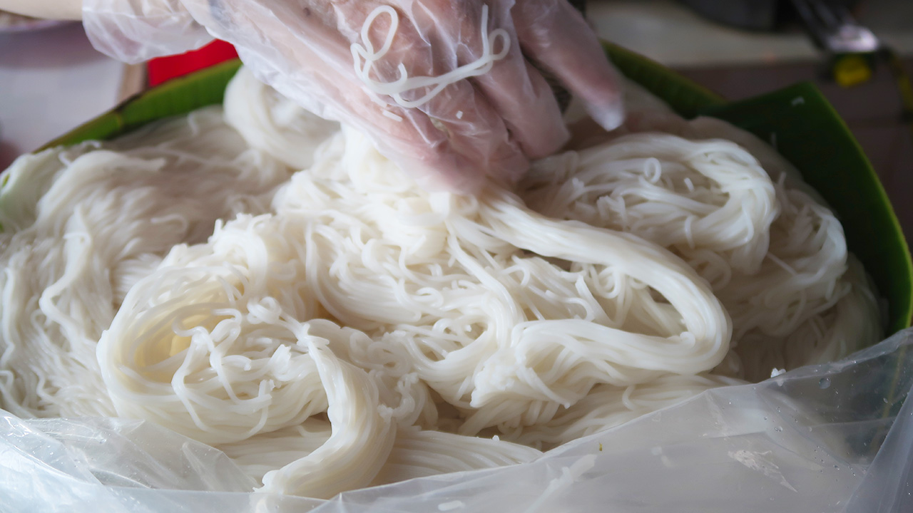 Bún nước lèo Sóc Trăng - Đặc sản trứ danh ở đất miền Tây (2025) 18 Sợi bún nước lèo Sóc Trăng tươi ngon