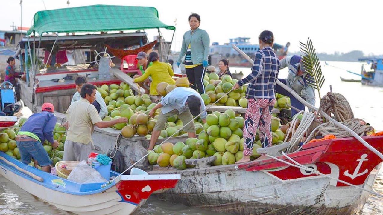 Thuê Tàu Đi Chợ Nổi Long Xuyên: Sắc Màu Chợ Truyền Thống Cảnh buôn bán nhộn nhịp tại chợ nổi Long Xuyên