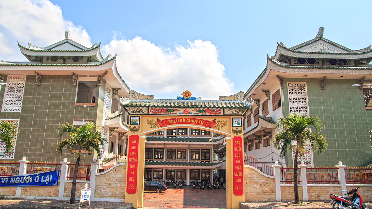 Chùa An Giang - TOP 12 ngôi chùa đẹp và linh thiêng nhất! 18 Miếu Bà Chúa Xứ là điểm du lịch tâm linh nổi tiếng