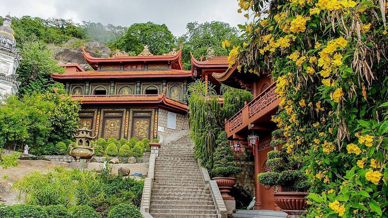 Chùa An Giang - TOP 12 ngôi chùa đẹp và linh thiêng nhất! 21 Chùa An Giang - chùa Hangg