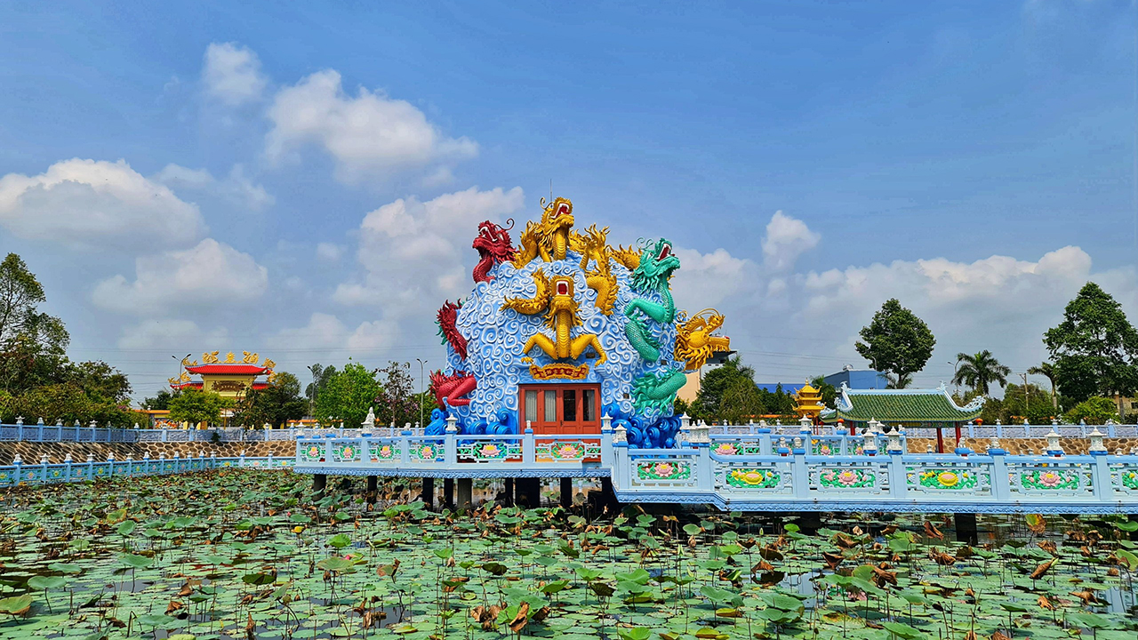 Chùa Huỳnh Đạo Châu Đốc - Khám phá ngôi chùa tuyệt đẹp 17 Hồ sen chùa Huỳnh Đạo rộng, mùa hè trổ hoa thơm ngát.