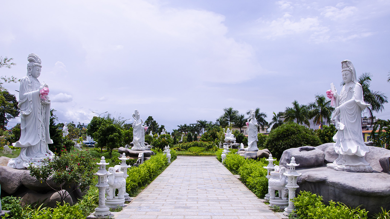 Chùa Huỳnh Đạo Châu Đốc - Khám phá ngôi chùa tuyệt đẹp 18 Các bức tượng Phật bằng đá trắng tinh trong Quan Âm Trúc Lâm Viên tại chùa Huỳnh Đạo