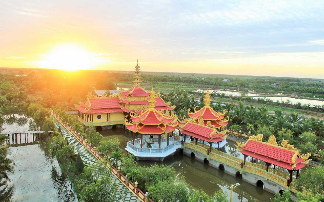 Chùa Vạn Phước Bến Tre - Ngôi chùa đẹp tựa tiên cảnh (2025) 19 Chùa Vạn Phước lúc sớm mai