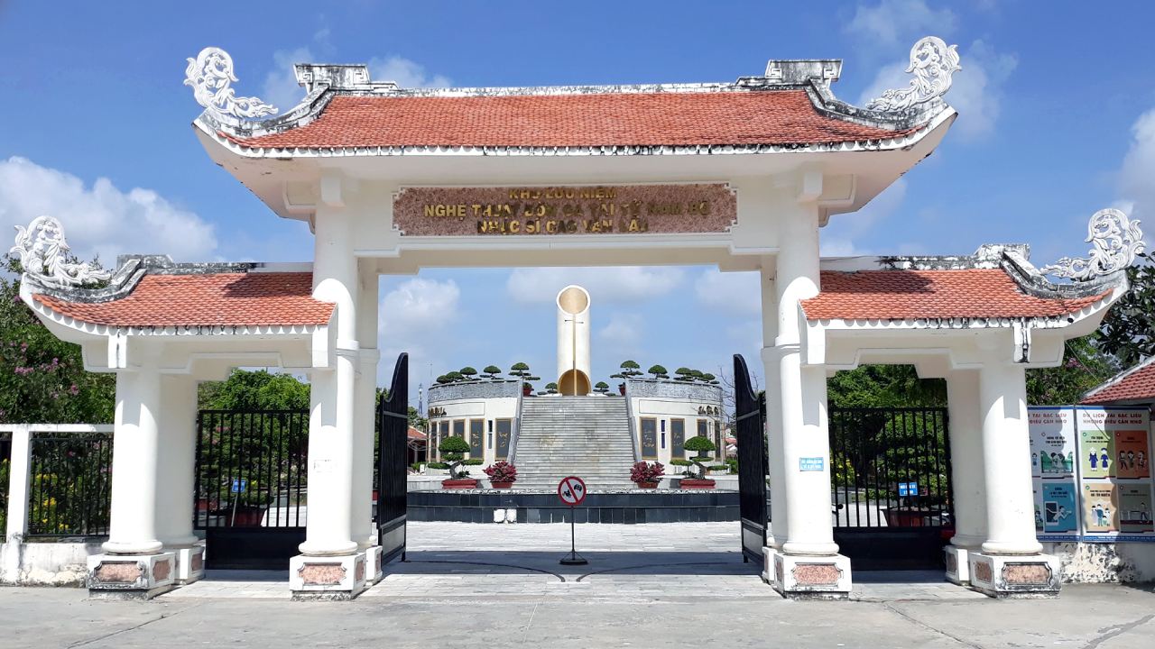 Về thăm khu tưởng niệm nhạc sĩ Cao Văn Lầu (2025) 18 Cổng vào khu tưởng niệm Cao Văn Lầu