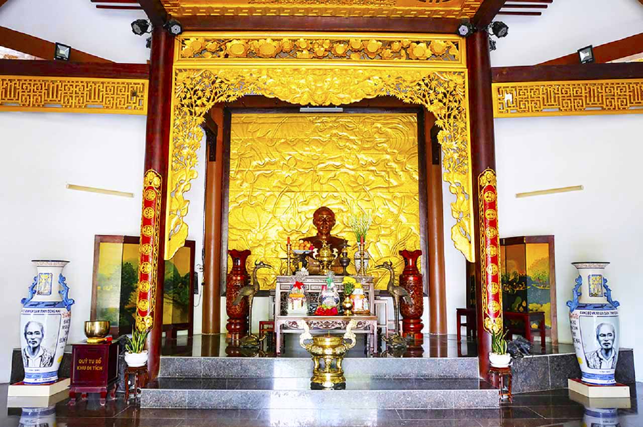 Khu di tích Nguyễn Sinh Sắc Đồng Tháp - Tưởng nhớ cụ Phó bảng 37 Bên trong đền thờ làng hòa an