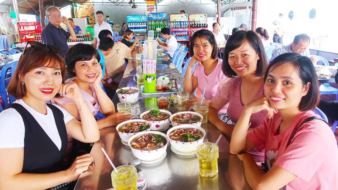 Bún nước lèo Sóc Trăng - Đặc sản trứ danh ở đất miền Tây (2025) 17 Hình ảnh du khách Hà Nội thưởng thức bún nước lèo