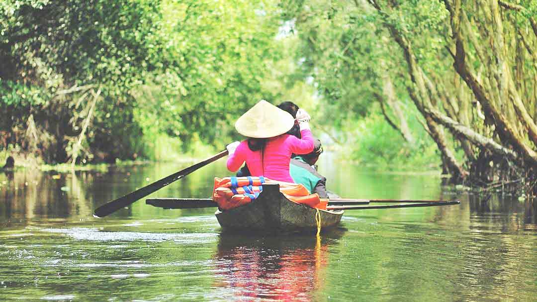 Đồng Tháp có gì chơi? Top 10 địa điểm du lịch Đồng Tháp hấp dẫn 58 Đồng Tháp có gì vui - Chèo xuồng ở Gáo Giồng
