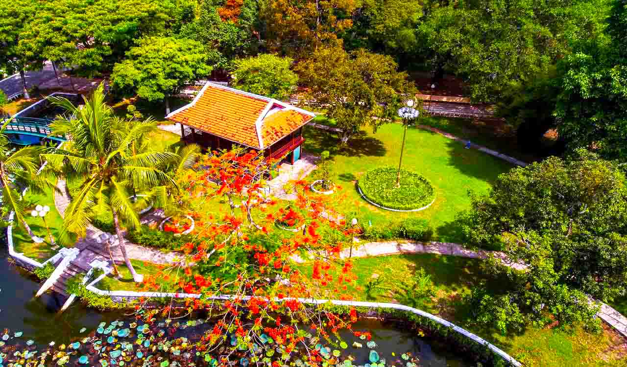 Khu di tích Nguyễn Sinh Sắc Đồng Tháp - Tưởng nhớ cụ Phó bảng 30 Khuôn viên ở lăng mộ cụ Phó Bảng