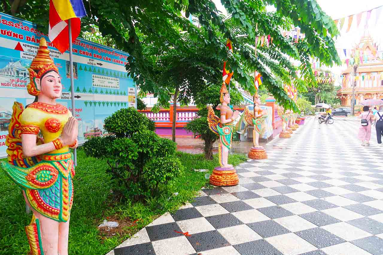 Khuôn viên chùa Chén Kiểu