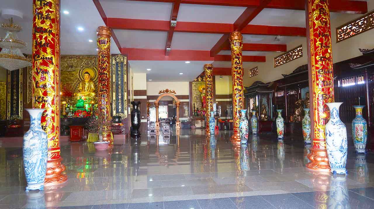 Chùa Phật Ngọc Xá Lợi - Ngôi chùa "hot" nhất Vĩnh Long (2025) 42 Bên trong đại sảnh cũng được bày biện tinh xảo