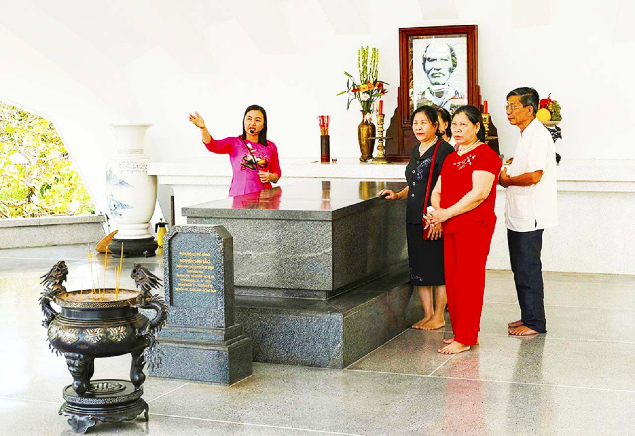 Khu di tích Nguyễn Sinh Sắc Đồng Tháp - Tưởng nhớ cụ Phó bảng 25 Mộ cụ Phó Bảng ở Đồng Tháp