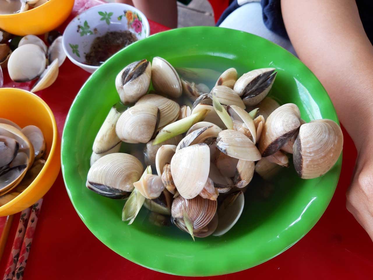 Biển Tân Thành Gò Công - Thiên đường cho "tín đồ" mê hải sản 31 Nghêu hấp sả ngon bá cháy tại Gò Công