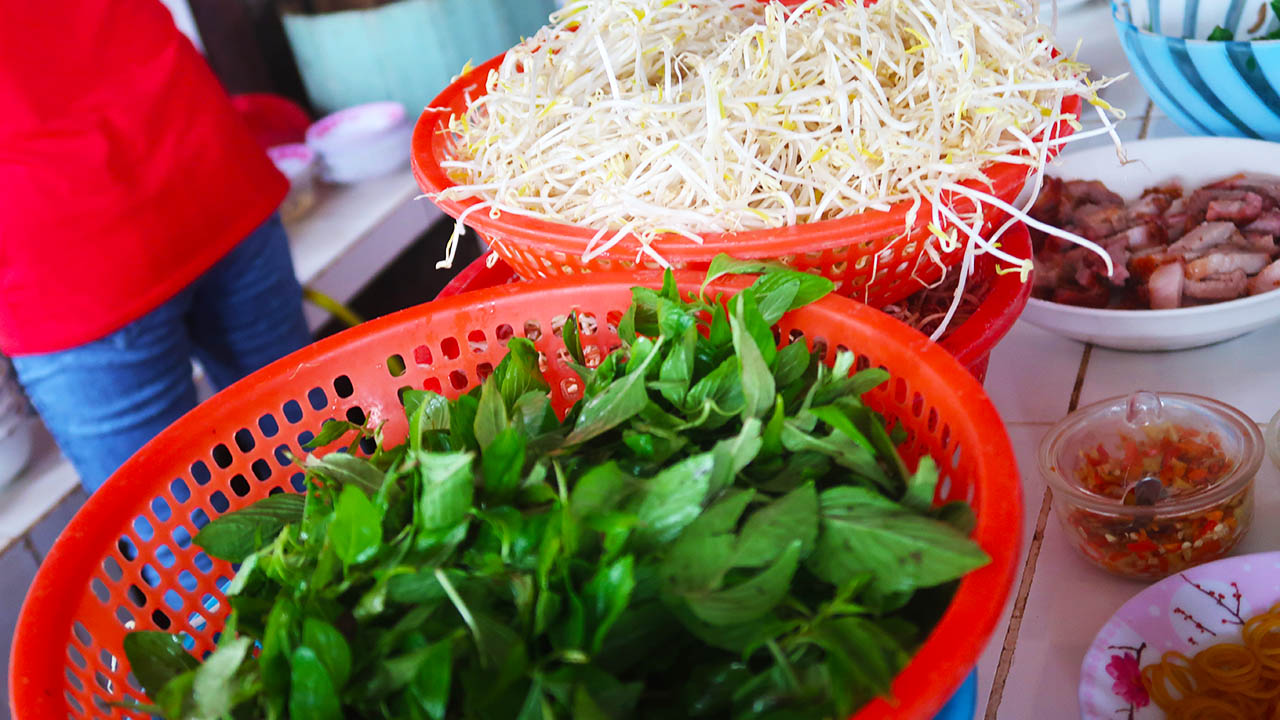 Bún nước lèo Sóc Trăng - Đặc sản trứ danh ở đất miền Tây (2025) 21 Các loại rau tươi ngon