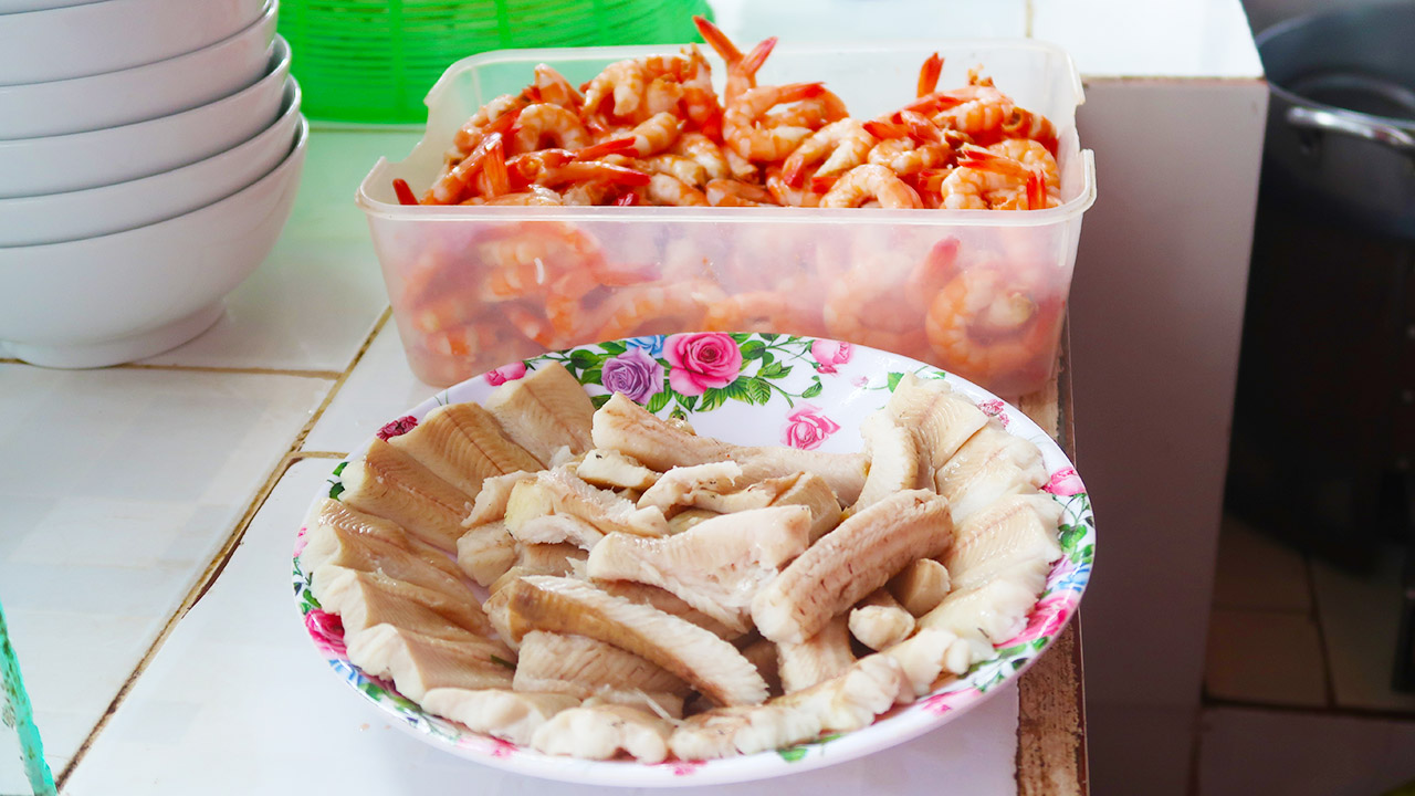 Bún nước lèo Sóc Trăng - Đặc sản trứ danh ở đất miền Tây (2025) 23 Cá lóc, tôm là nguyên liệu không thể thiếu