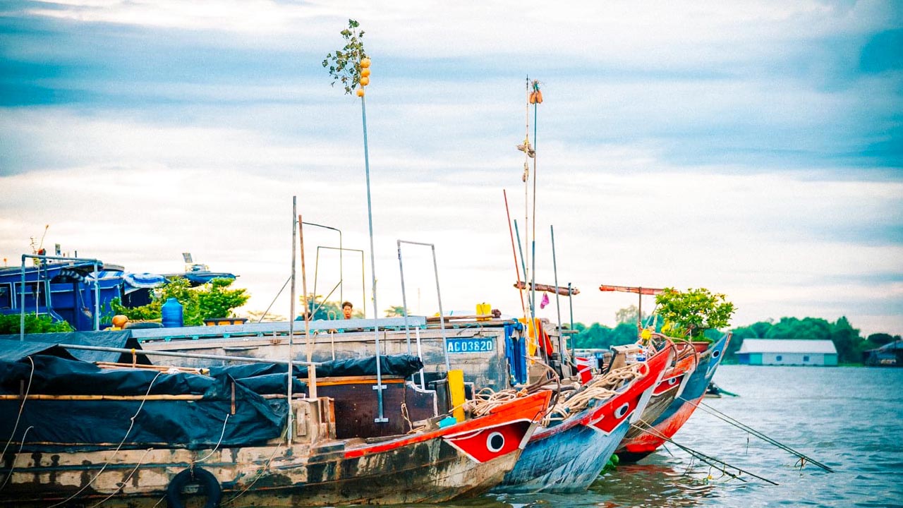 Thuê Tàu Đi Chợ Nổi Long Xuyên: Sắc Màu Chợ Truyền Thống Thuê tàu thuyền đi chợ nổi Long Xuyên