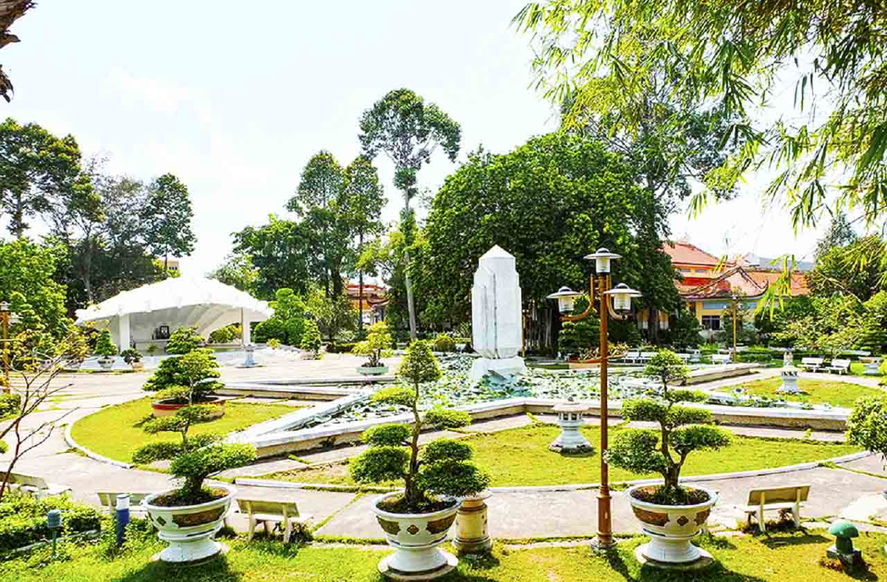 Khu di tích Nguyễn Sinh Sắc Đồng Tháp - Tưởng nhớ cụ Phó bảng 29 Toàn cảnh lăng mộ Phó Bảng