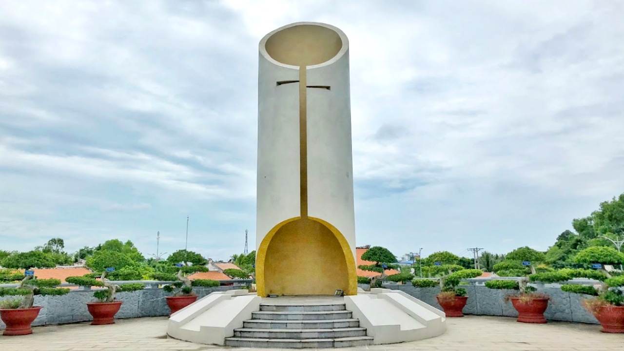 Về thăm khu tưởng niệm nhạc sĩ Cao Văn Lầu (2025) 21 Tượng đài ống tre khu tưởng niệm Cao Văn Lầu